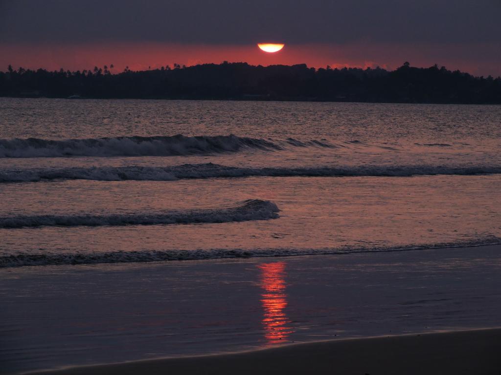 Beach Corner Hotel Weligama Bagian luar foto